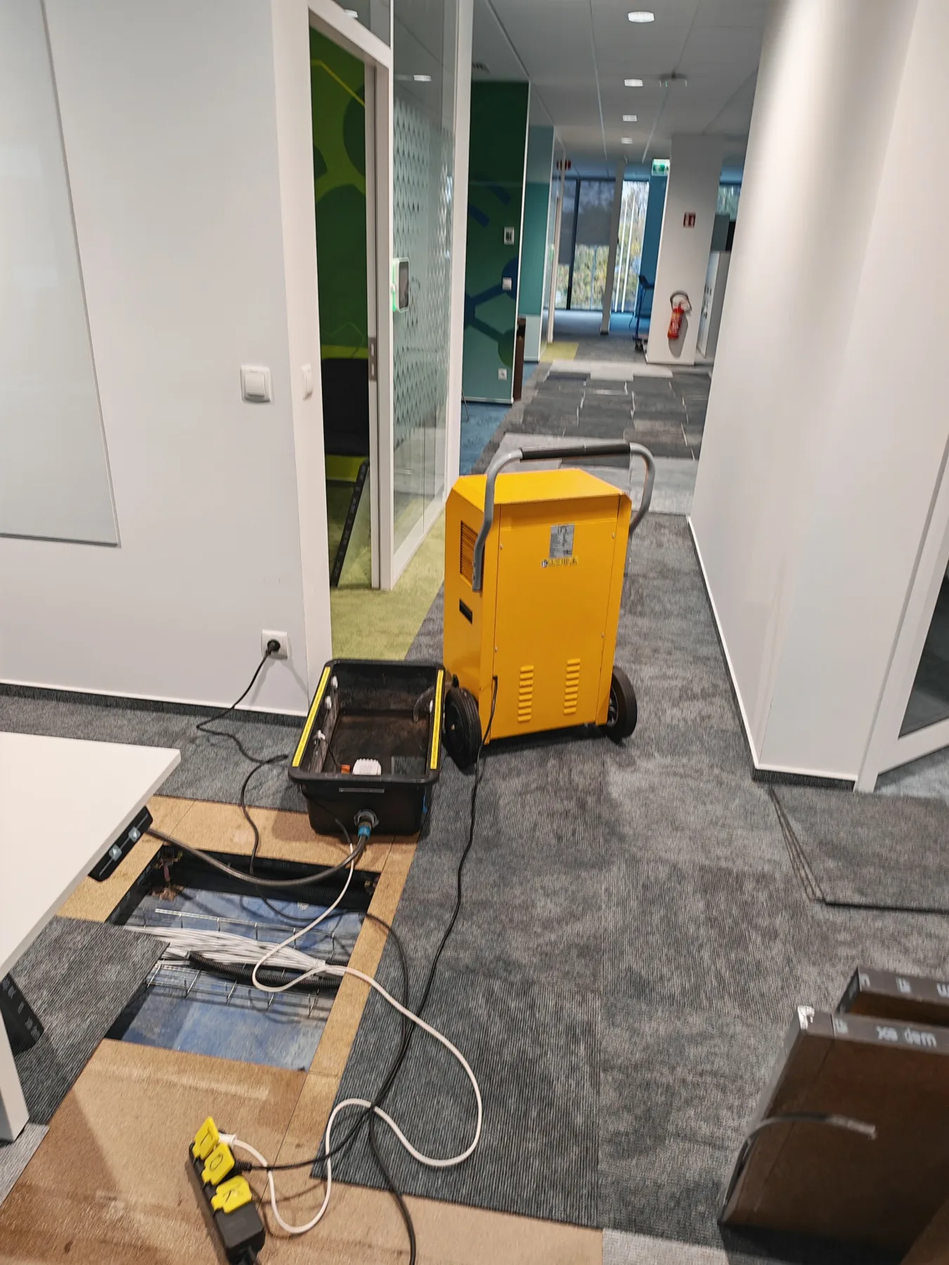Osuszanie podłogi technicznej w biurowcu w Łodzi – zdjęcie z realizacji