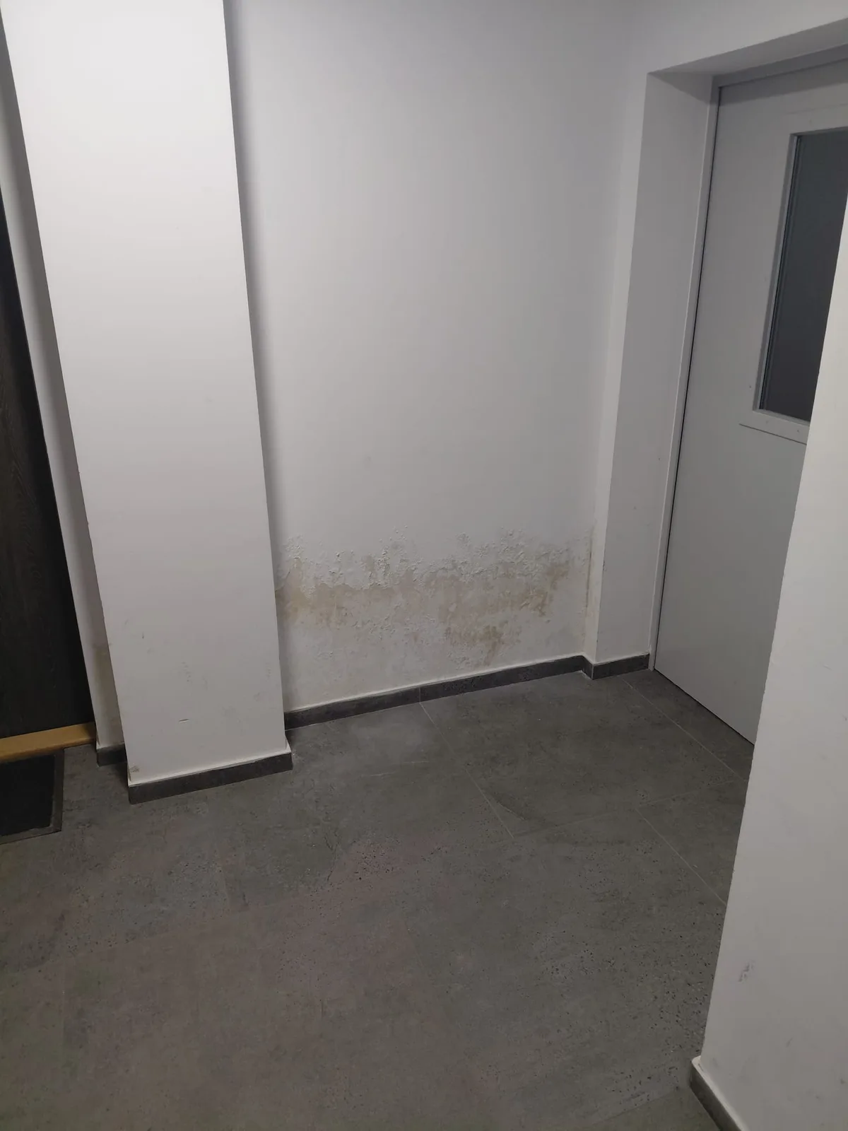Diagnostyka wilgoci przy podłodze po zalaniu